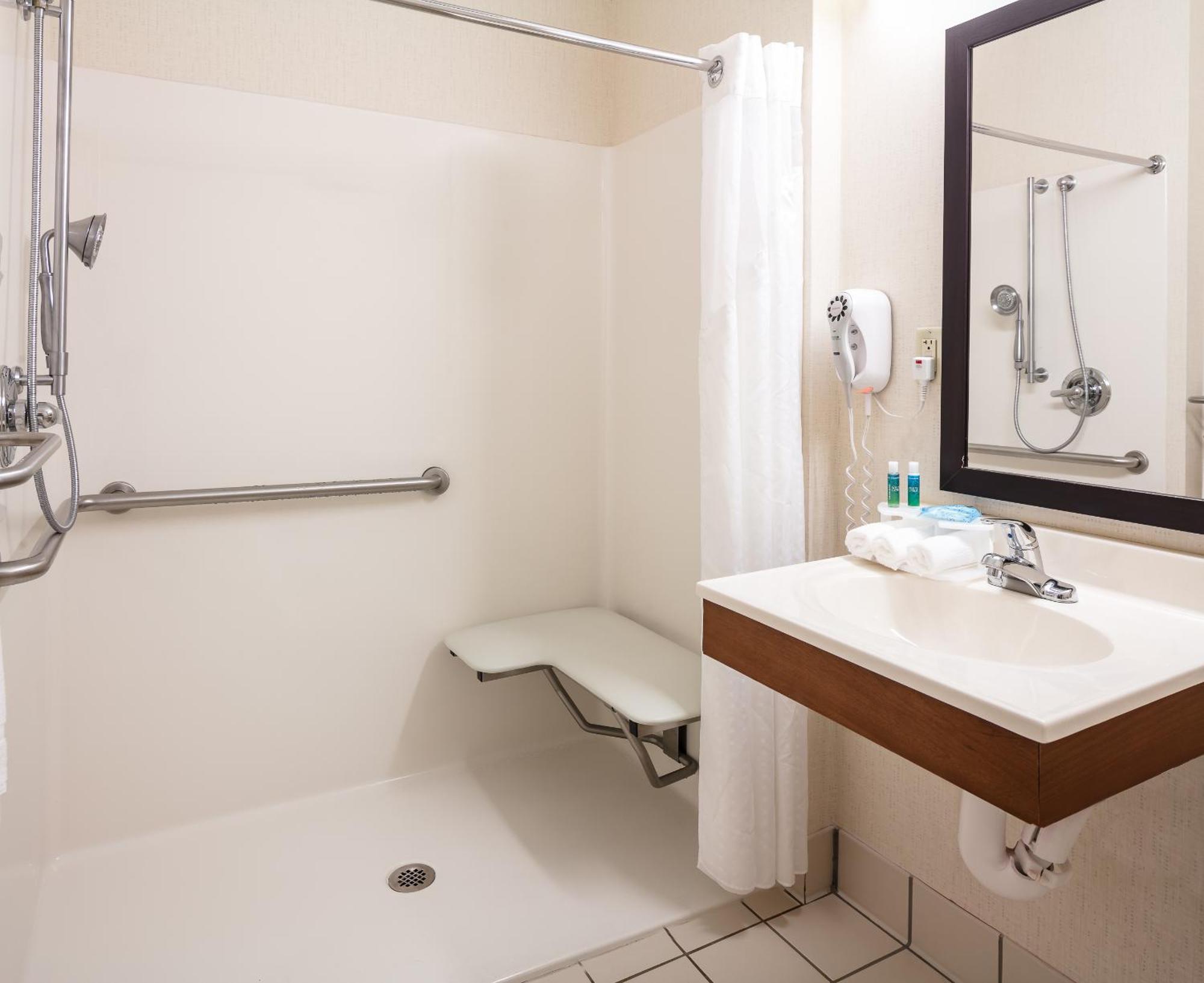 Holiday Inn Express Hotel & Suites Coralville By Ihg Eksteriør bilde