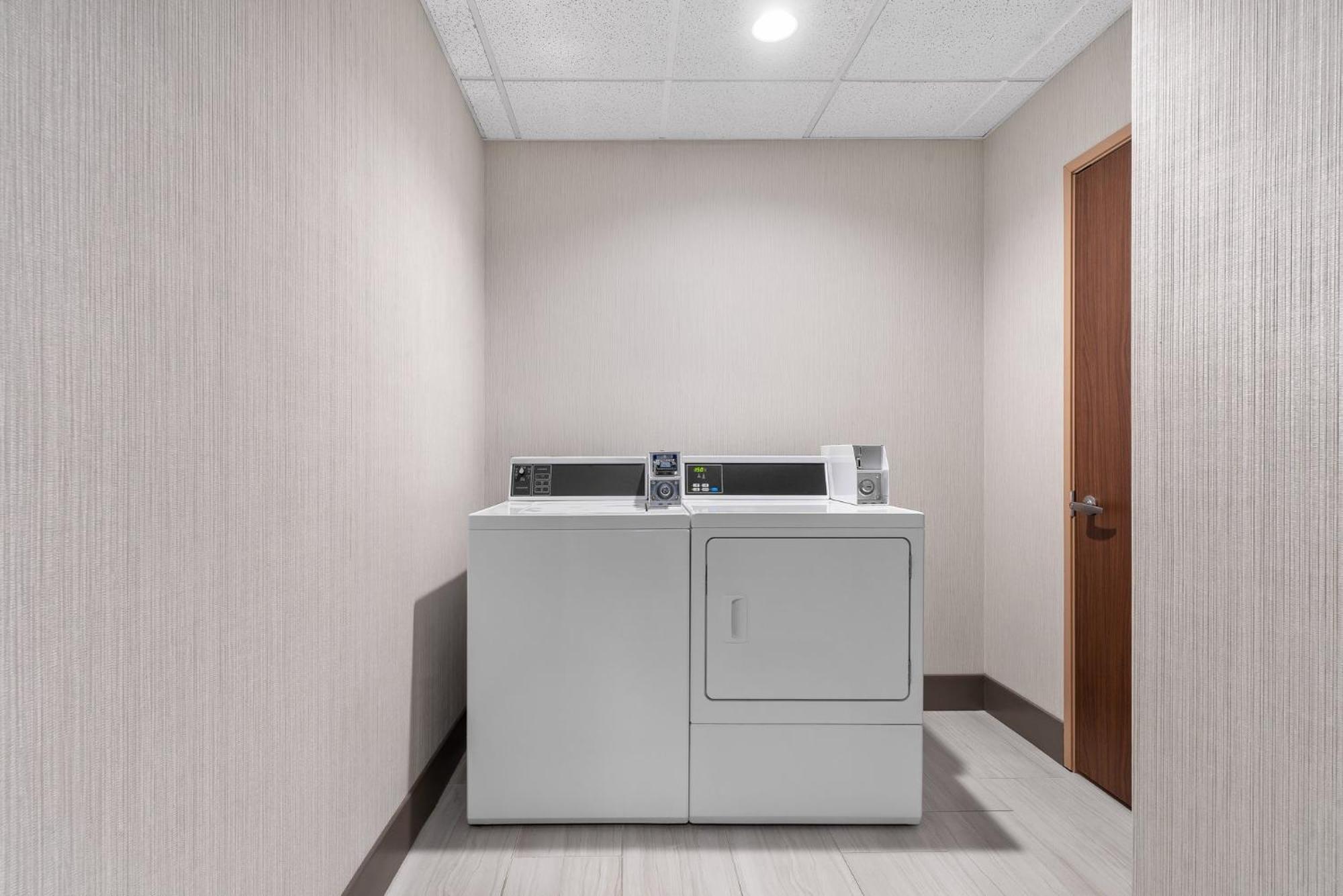 Holiday Inn Express Hotel & Suites Coralville By Ihg Eksteriør bilde